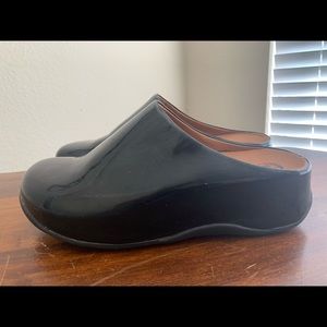 Black “patent” fit flops